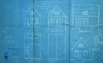 <p>Bouwtekening uit 1936 van de bouw van een woonhuis (Noordeinde 99) voor J. Koning Pzn. Het erf van Koning was omringd door een sloot en bereikbaar via een bruggetje. Naast de woning bestond de bebouwing op het erf uit een schuur, koestal met melkhok en eendenhokken. </p>
